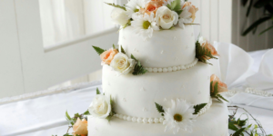 Foto de com bolo de casamento e decorações