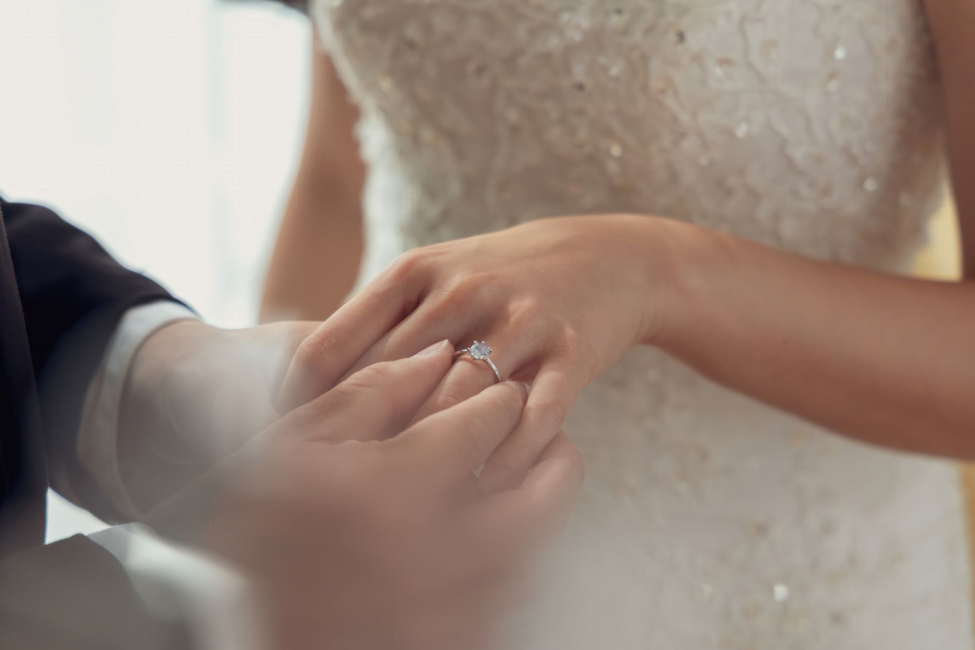 imagem de noivos trocando alianças no dia do casamento