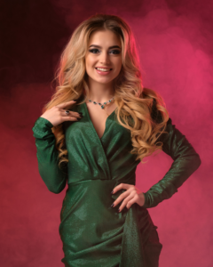 Foto de mulher usando vestido de formatura verde