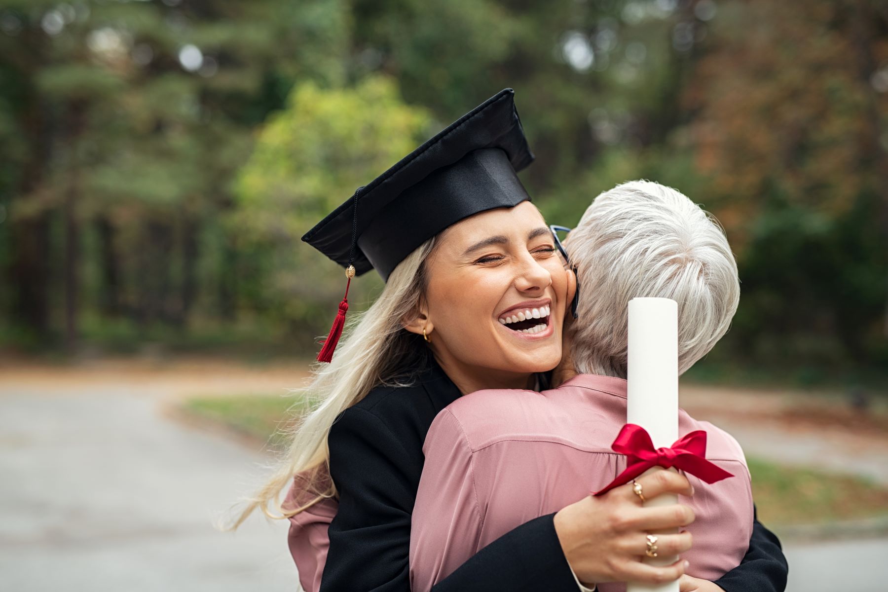 imagem de filha abraçando sua mãe no dia da formatura