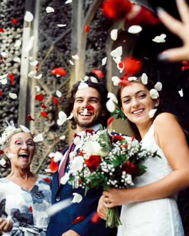 casal saindo da igreja com chuva de pétalas de rosas