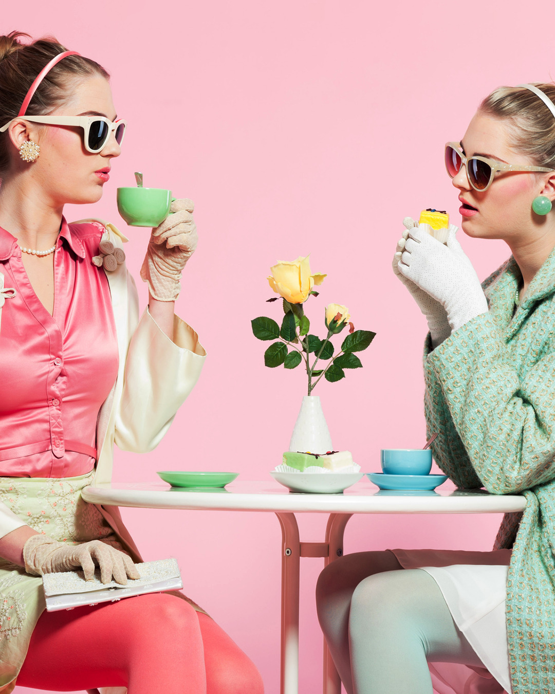 Foto de duas modelos tomando chá usando roupas vintage da década de 50