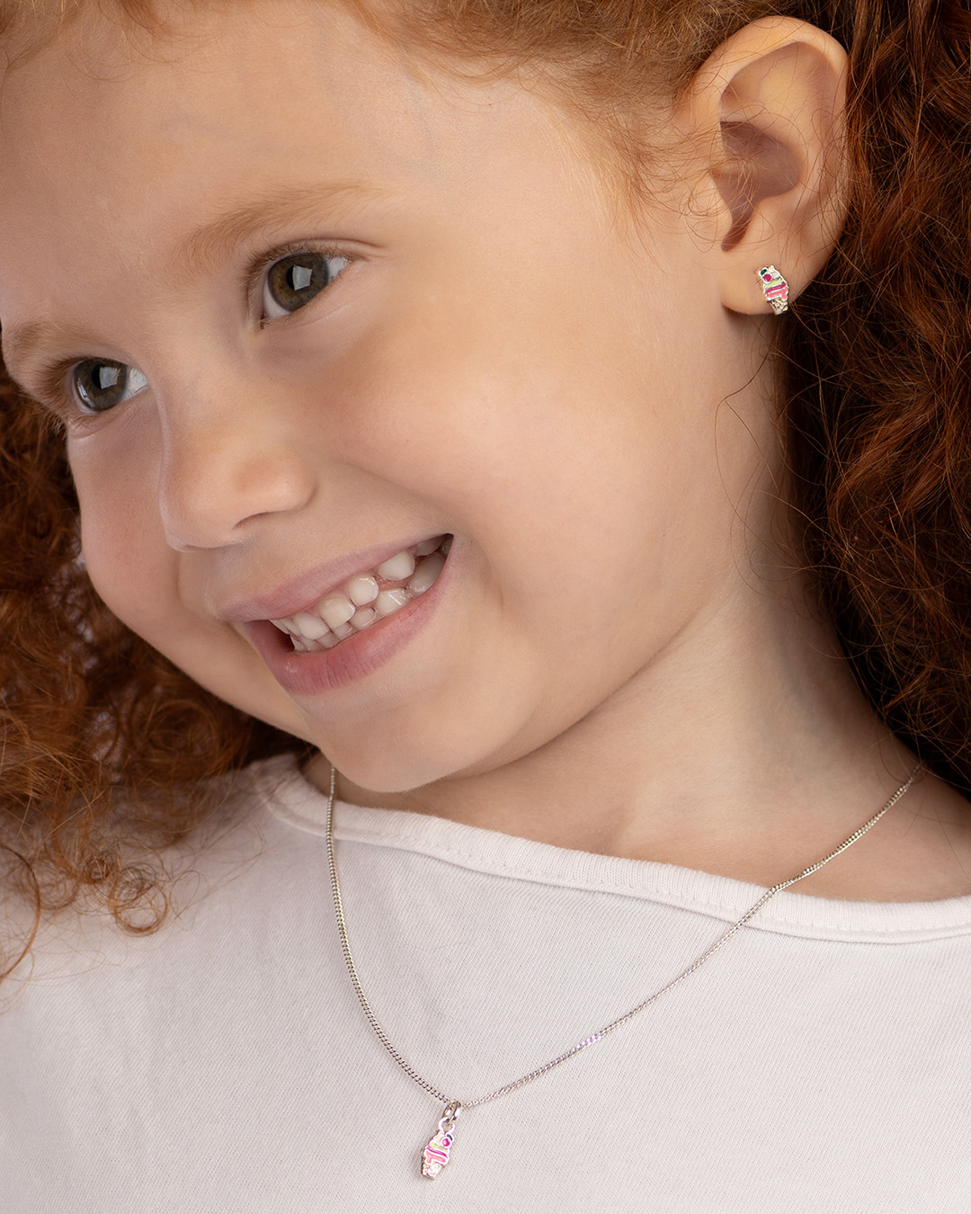 Foto de menina usando conjunto de joia infantil Prata e Arte