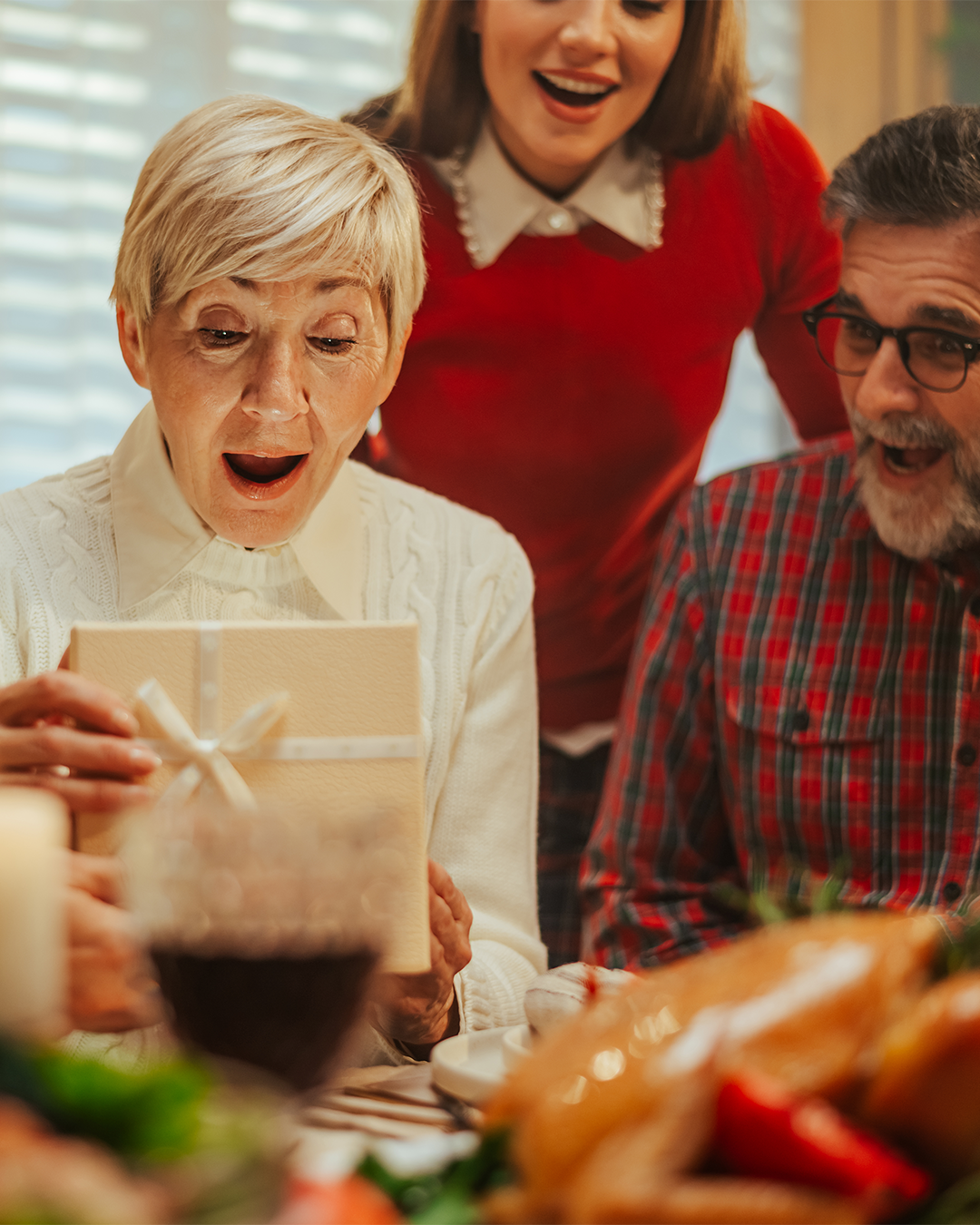 Foto de mãe sendo presenteada no Natal