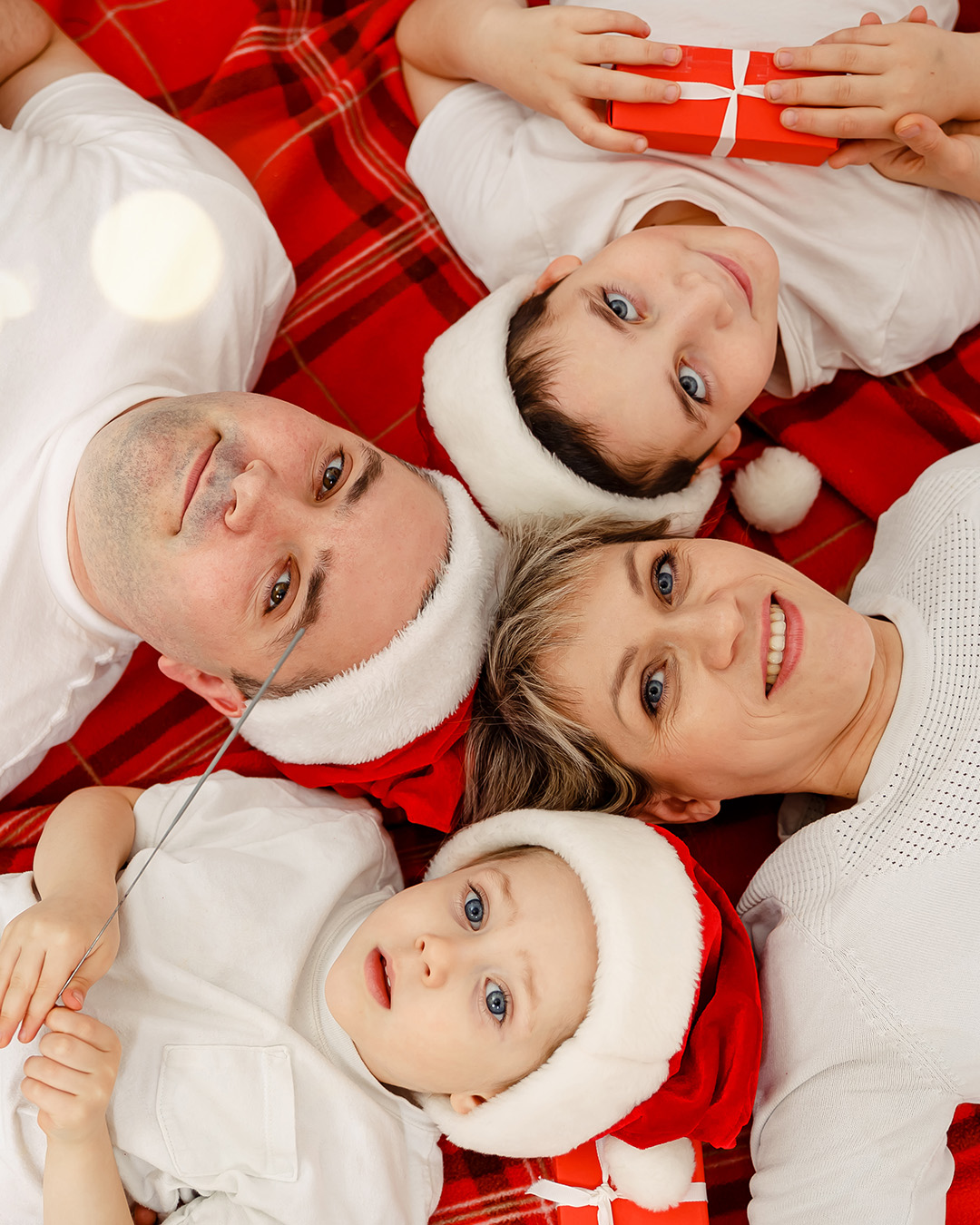 Foto de família celebrando o natal juntos