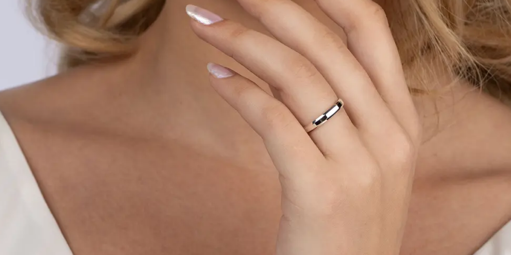 Mão de mulher com alianças