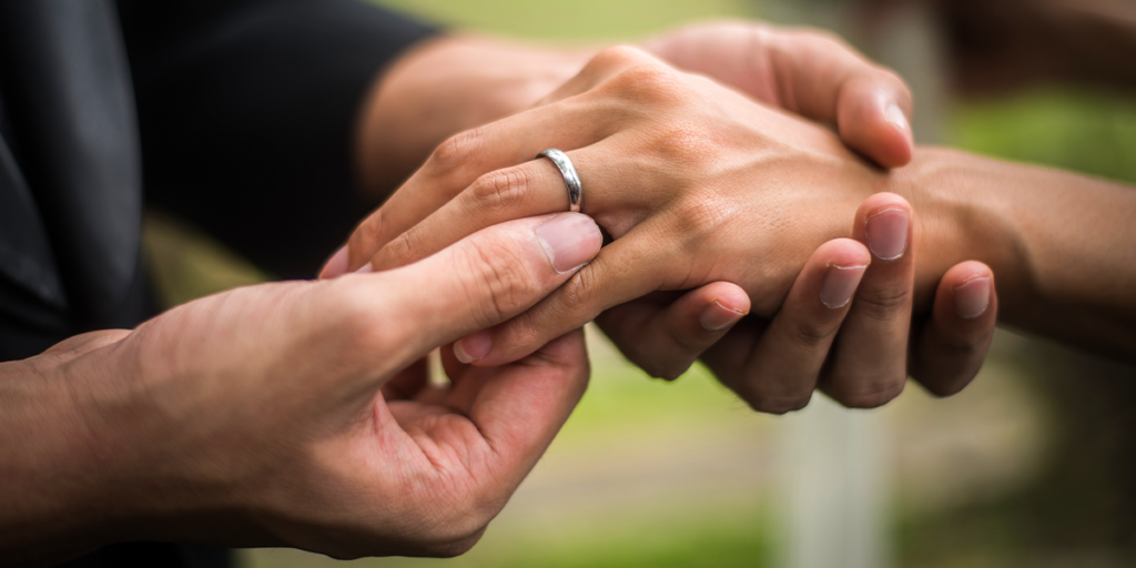 Casal com aliança de namoro