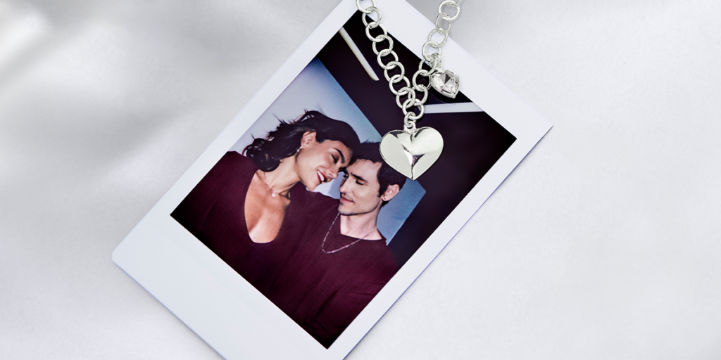 foto de dois namorados e um colar com coração