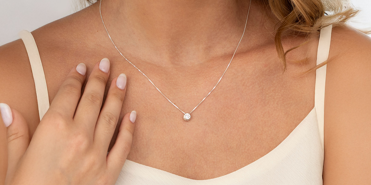 Mulher usando colar ponto de luz