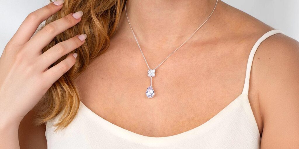 Colar ponto de luz com gravata