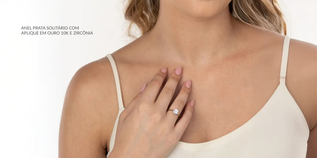 mulher usando anel de prata