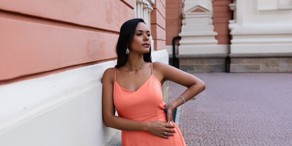 Mulher usando brinco envelhecido