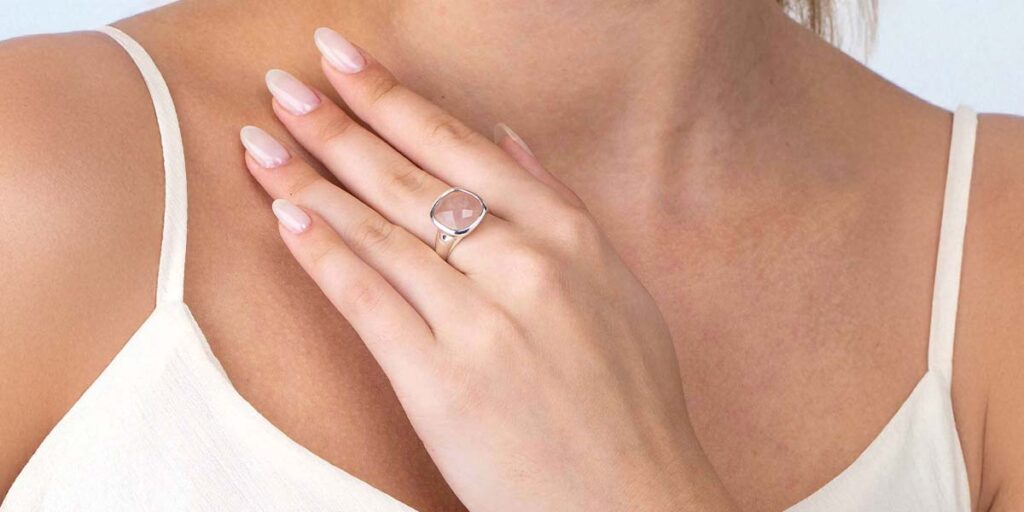 Joias para casamento no campo - mulher com anel de prata