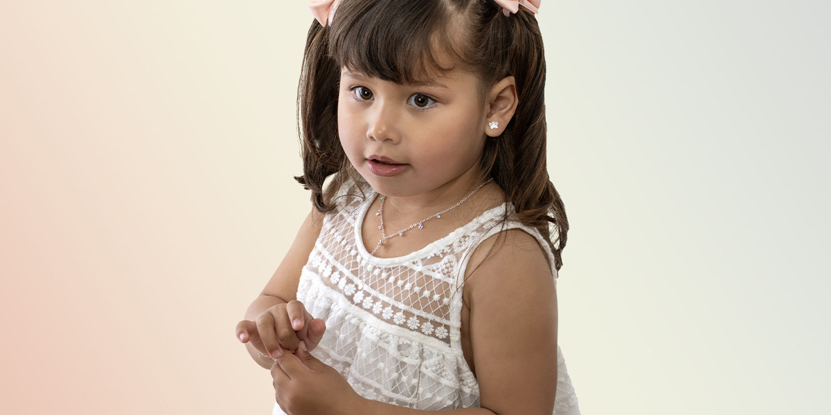 Criança usando joia em prata - dia das crianças